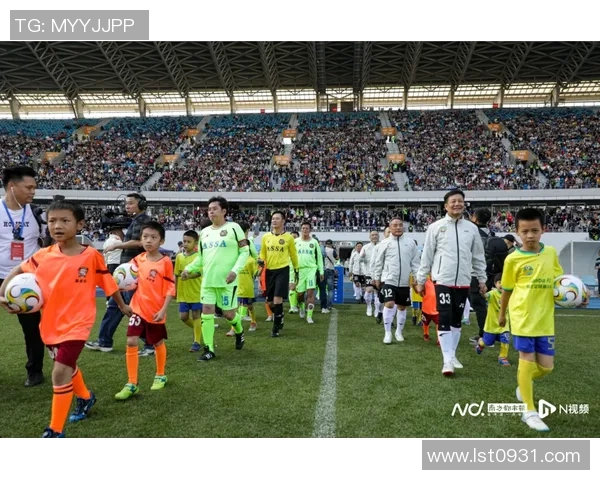 足球明星齐聚一堂精彩瞬间大合影展现球场魅力与友谊的完美结合